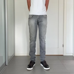 Replay Anbass Jeans  - Säljer nu dessa Replay Anbass jeans, W31 o L34, skriv för fler bilder/frågor🙌🏼