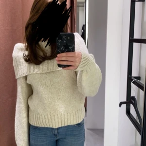 Stickad off shoulder tröja - Endast använd 2 gånger, varm och skön så perfekt nu när det börjar bli kallare, köptes för 500kr men priset är diskuterbart (ej under 150)