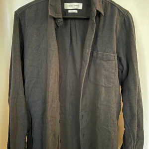 Snygg Samsøe flanellskjorta - Nyskick på den, riktigt bra material. Sitter mycket snyggt. Är för liten för mig numera..