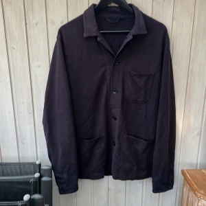 Navy overshirt från uniqlo - Size M! Skick:8/10! Defekter? Solblekt! Hör av dig vid frågor eller funderingar 🙌
