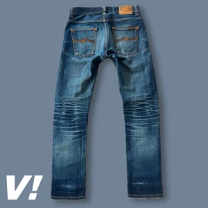 Nudie jeans Grim tim dry selvedge 30:32 - Grim tim dry selvedge jeans i perfekt skick, 0 blowouts i skrevet endast liten defekt på bakficka fixat av nudies repair shop samt benöppningar fixade av nudies repair shop. Galna fades. IB-Längd: 78cm YB-Längd: 104cm Midja: 39cm Lår: 24cm Benöppning: 17cm Dm:a mig vid frågor