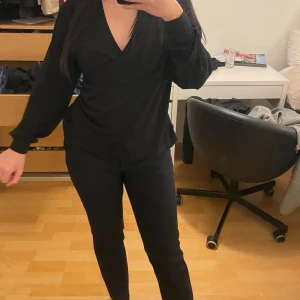 Svart tröja med en korsning - Skön tröja använd några gånger 