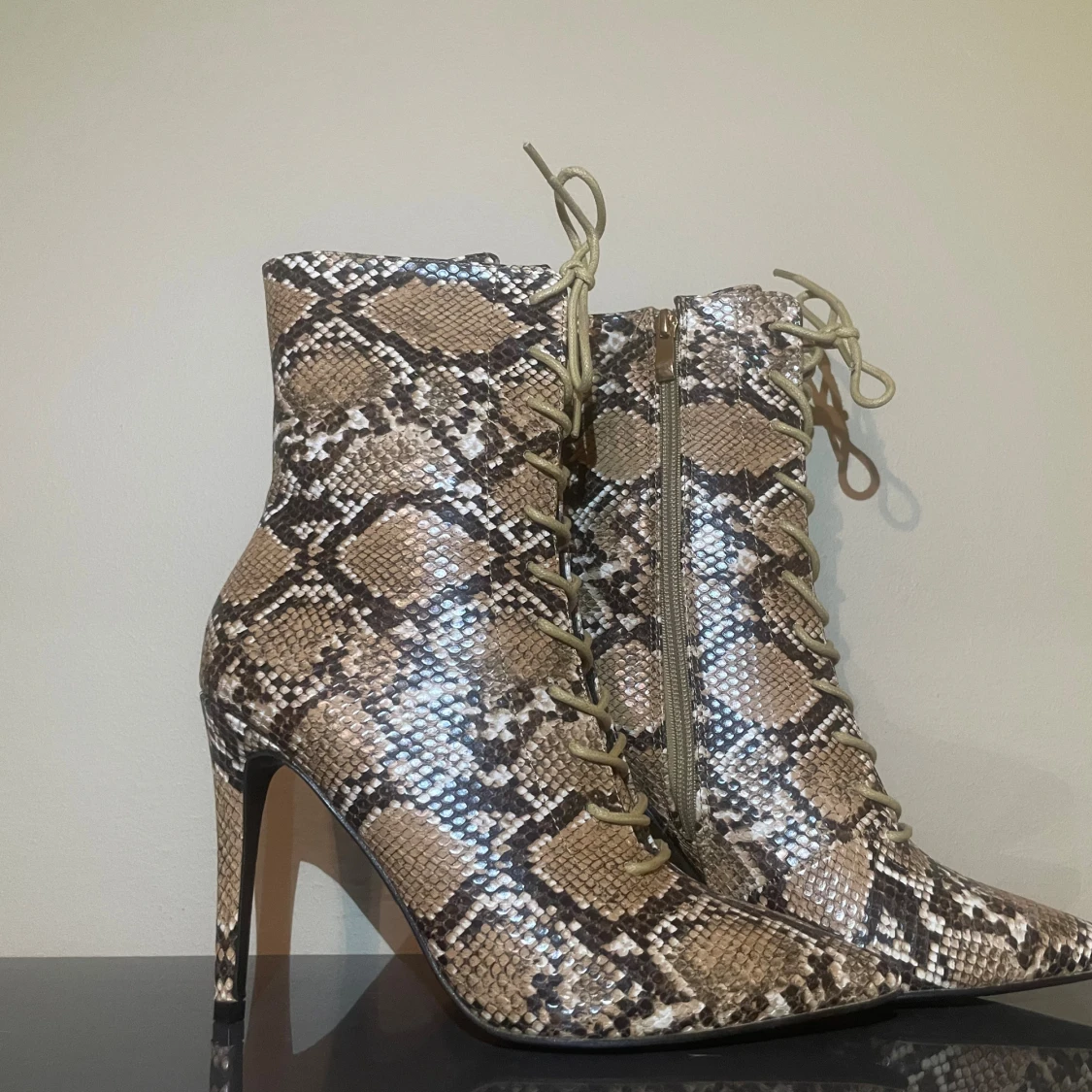 Ormmönstrade stövletter med snörning - 1