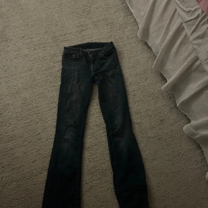 7 for all mankind jeans  - Perfekta jeansen, står ej storlek men skulle säga 34/36. Vintage o har två slitningar mellan benen som är sydda o ej syns alls! De perfekta jeansen men tyvärr för små för mig nu! ❤️