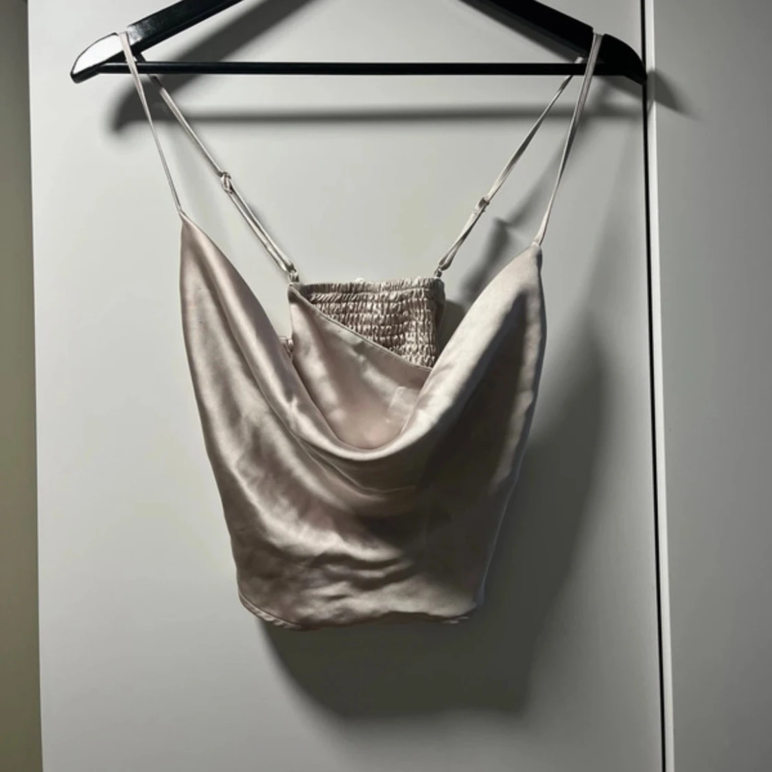 Champagnefärgad satin linnetopp