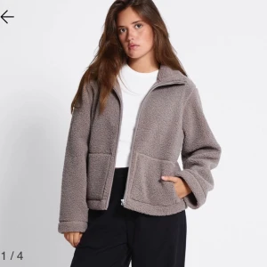 Beige teddyjacka - Mysig beige teddyjacka som är som ny. Den har inga tecken på användning och köptes för ca en månad sen. Skriv för fler bilder på jackan eller frågor! 😊