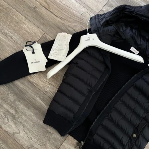 Moncler Cardigan (Kvitto) - Säljer nu denna tvärfeta moncler jackan i storlek S. Jackan är köpt på NK och är i superbra skick utan några alls defekter. Allt OG inklusive kvitto medföljer vid köp💫