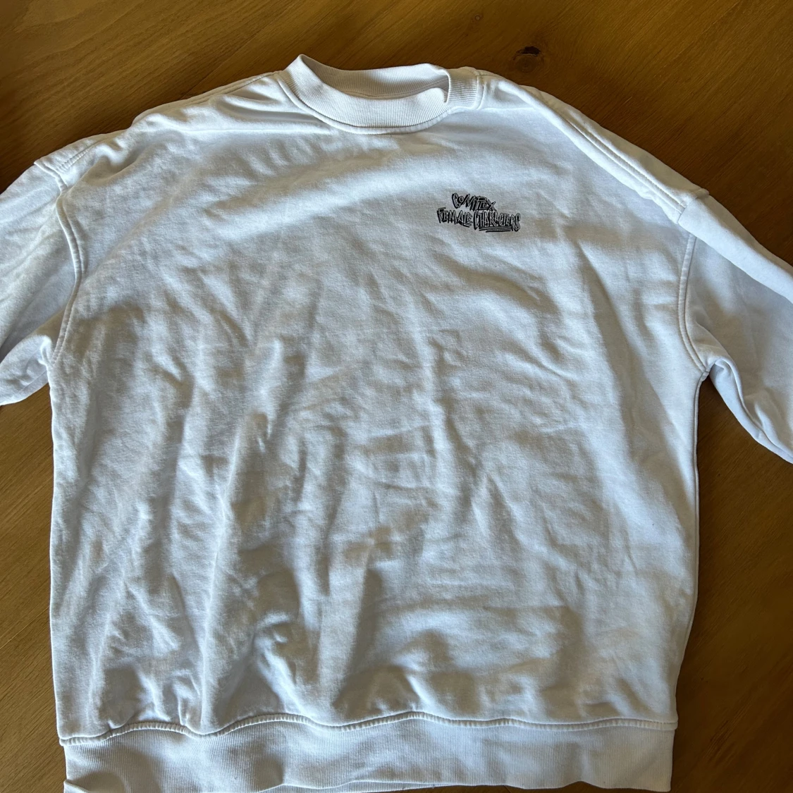 Vit sweatshirt från Comtex med tryck