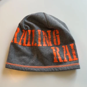 Mössa 134/152 - Mössa m fleecefoder. Bra skick, inga hål etc. Rök-/djurfritt hem.