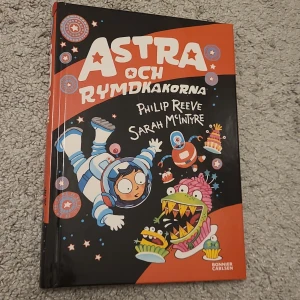 Astra och rymdkakorna bok - Astra och rymdkakorna bok, aldrig läst så i princip ny. 