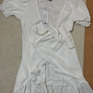 Vit omlottklänning från Gina - Vit omlottklänning från Gina - snygg till student, sommar, vår 😍