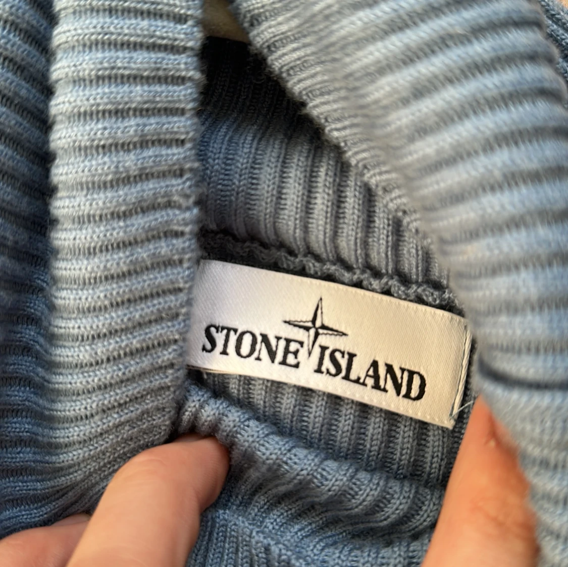 Blå ribbad turtleneck från Stone Island i storlek L - 2