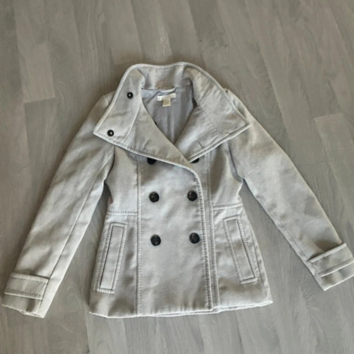 Ljusgrå skepparkavaj med knappar - 1