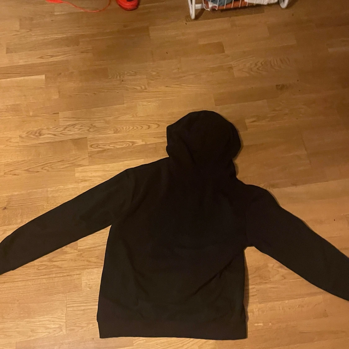 Svart hoodie med dragkedja från Kappahl - 1