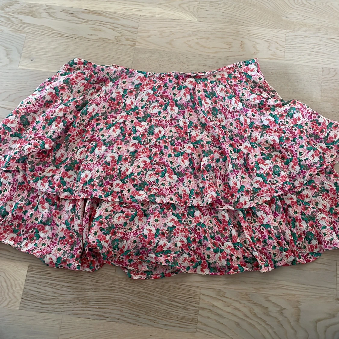 Blommig volangkjol från Zara