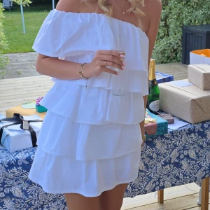 Studentklänning - Säljer min superfina studentklänning från ANIELLE. Jag har Storlek M Tall och är 175.🥰🥰🥰 Nypris 1395. Endast använd en gång.