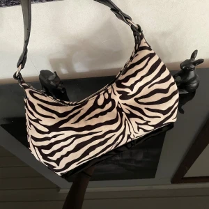 Handväska från Gina tricot - Zebramönstrad väska från Gina. Använd fåtal gånger💕