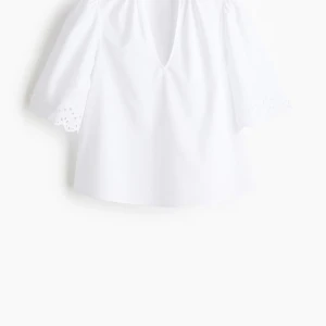 Vit blus med broderade ärmar - Helt ny oanvänd blus från hm. Ger dig en fräsch look! Slutsåld på hemsidan!