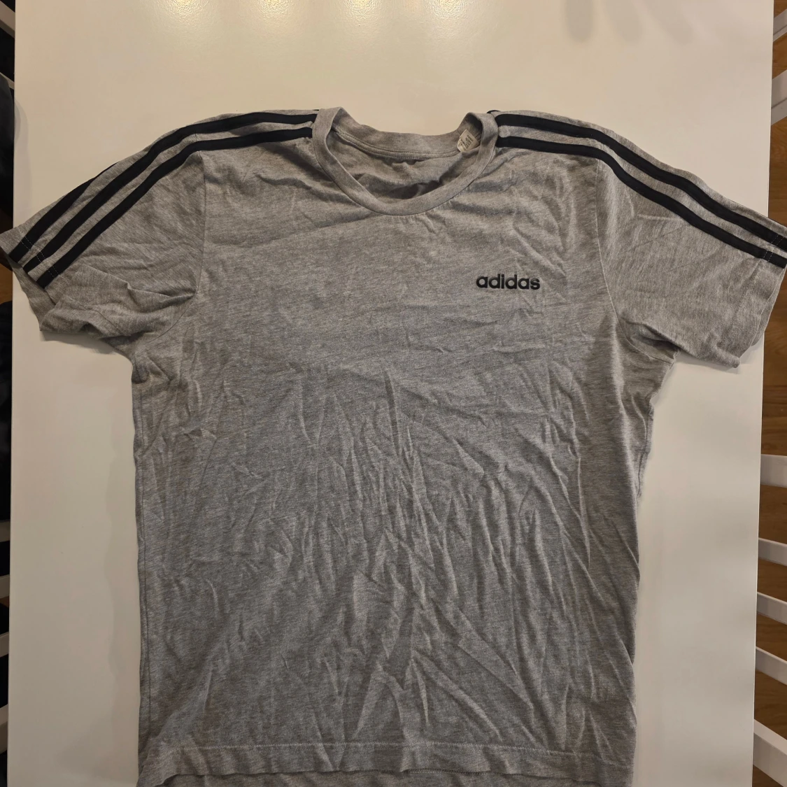Grå Adidas t-shirt med svarta ränder