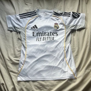 Real Madrid Bellingham fotbollströja - Säljer en oanvänd Real madrid tröja med Bellingham på ryggen. Tveka inte med frågor eller prisförslag!