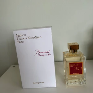 Baccarat Rouge 540 EdP 200ml - Exklusiv och populär parfym från Maison Francis Kurkdjian Paris. Baccarat Rouge 540 Eau de Parfum i stor flaska på 200 ml. Perfekt för dig som vill sticka ut med en ikonisk doft och elegant stil. Går att förhandla om priset.
