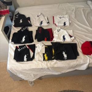 Ralph Lauren t-shirts med stor logga 150kr styck  - Flera snygga t-shirts från Ralph Lauren i svart, vitt och rött med stor broderad polospelare på bröstet. Klassisk passform och rund hals. Perfekta för dig som gillar stilrena och sportiga plagg med tydlig logga.