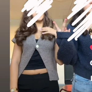 Brun stickad kofta  - En jättefin brun kofta med guldknapp från Zara. Den är aupermysig och perfekt till hösten. Säljer då jag inte använder den❤️