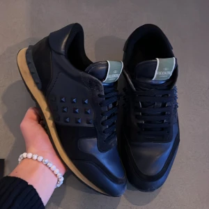 Valentino rockrunners navy - Sjukt snygga rockrunners! Perfekt för vinter! Size 42 fits 43! Skick 8,5+/10! Inga hål eller annat! Hör av dig vid minsta fundering 🤩