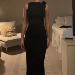 Maxilång klänning  - Svart långklänning med knyte på ena axeln