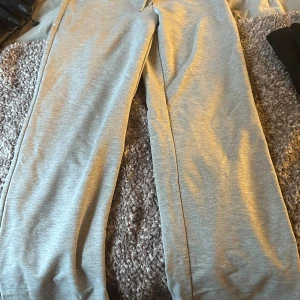 Grå mjukisbyxor från 157, storlek M. Passar de med lite kortare ben - Grå mjukisbyxor från 157 i storlek M. Byxorna har en enkel och clean look med resår i midjan och dragsko för bästa passform. Perfekta för chill dagar eller när du vill vara bekväm. Tillverkade i mjukt bomullsmaterial.