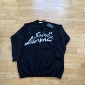 Saint Laurent Sweater - Svart stickad tröja från Saint Laurent, Tröjan är sprillans ny och  perfekt för dig som vill ha något unikt och trendigt i garderoben.