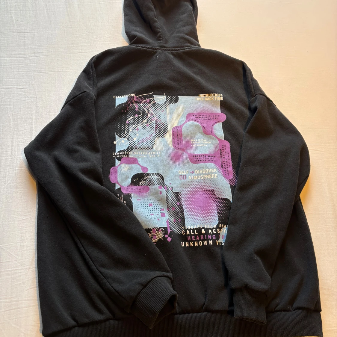 Svart hoodie med grafiskt tryck - 1