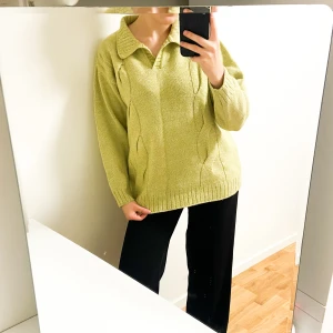 Ljusgrön stickad tröja Main St - Ljusgrön stickad tröja från Main St med krage och snygga kabelstickade detaljer framtill. Tröjan har en relaxed passform och långa ärmar, perfekt för lager-på-lager. Materialmix av merinoull, ull och syntet gör den både mjuk och varm.