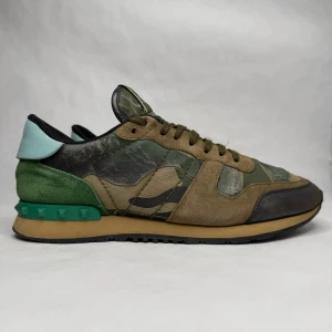 Valentino  Rockrunner  - Jätte feta valentino rockrunners i bra skick 7/10. Storlek 41. Inga stora skador eller likande. Hör av dig vid frågor eller likande