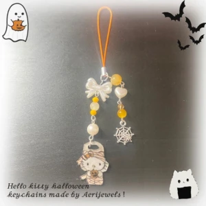 Hello kitty Halloween keychain - 100% handgjord av mig! Kontakta gärna innan du trycker på köp nu, ifall den har blivit såld på en annan app💕