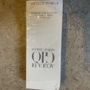 Acqua di Giò Body Shampoo 200ml - Acqua di Giò all-over body shampoo från Giorgio Armani. Volym: 200 ml. Perfekt för dig som vill ha en fräsch känsla varje dag. Innehåller bland annat aqua, sodium laureth sulfate, parfum, och glycerin.
