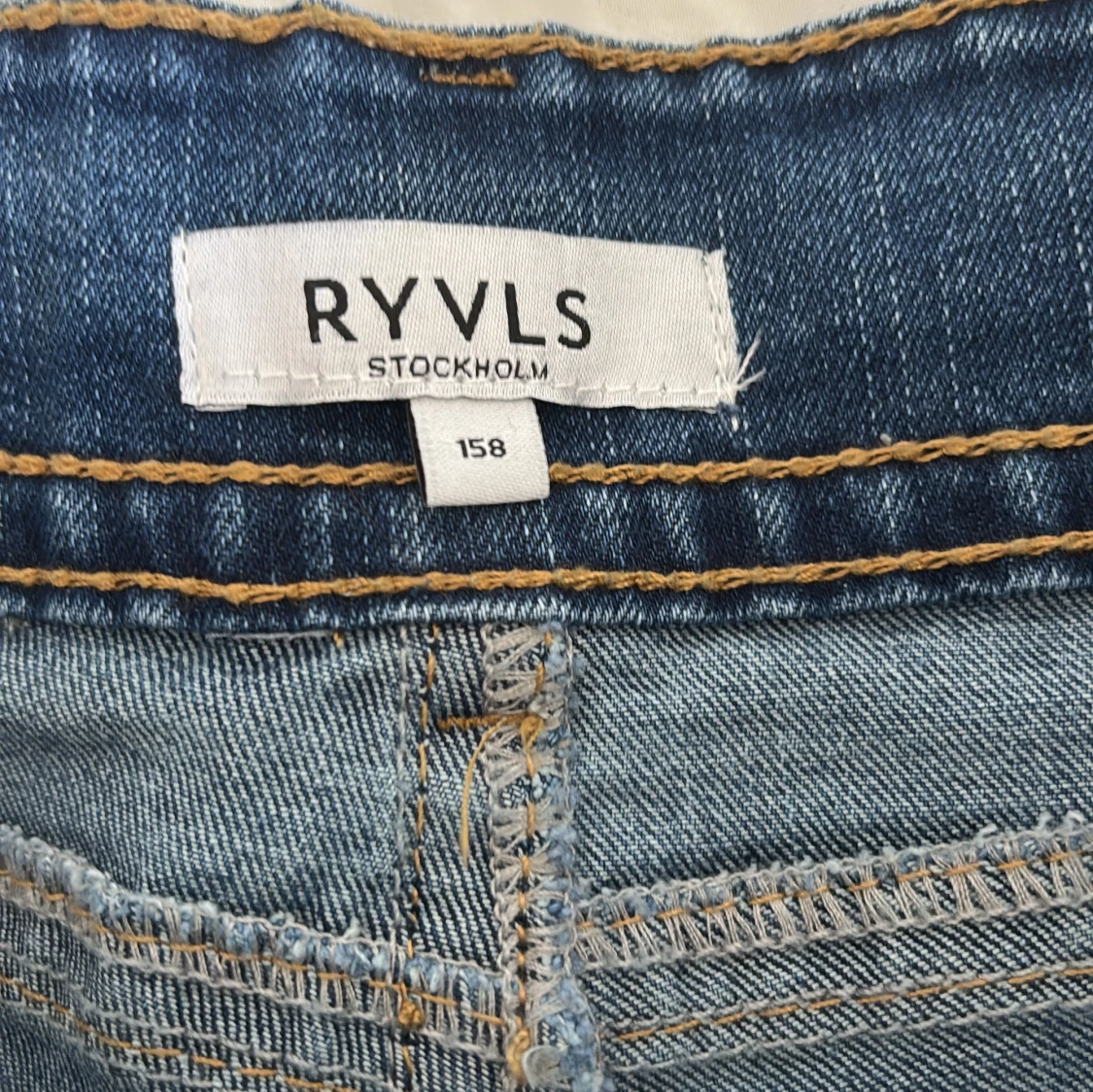 Blå bootcut jeans från RYVLS - 2