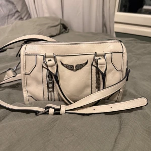 Vi väska - Jag säljer min vita Zadig väska som är näst intill helt oanvänd, skriv vid frågor😊