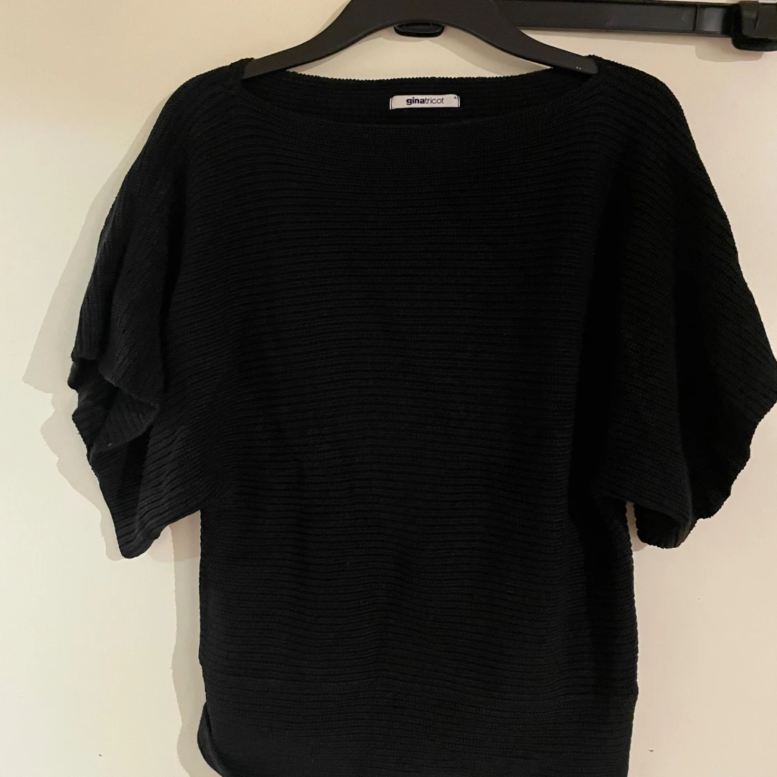 Svart stickad topp från Gina Tricot