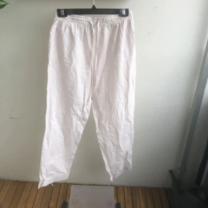 Vita linnebyxor med resårmidja - Luftiga och sköna krämvita linnebyxor med resår i midjan och high waist. (Jag är 169 cm o dom är lite korta för mig på benen) dom är mycket stretchiga vid midjan🫶🏼