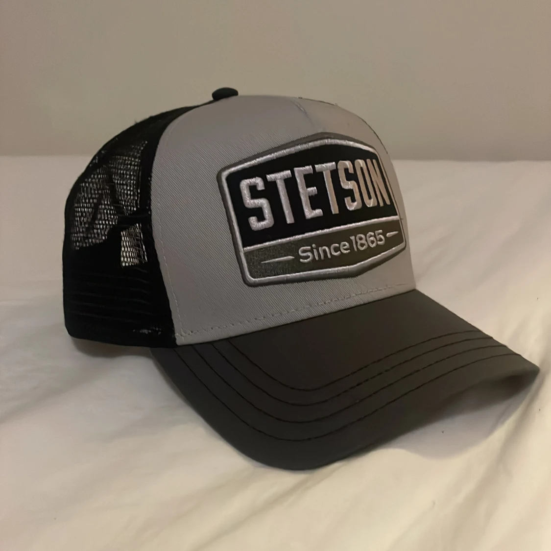 Stetson truckerkeps svart och grå