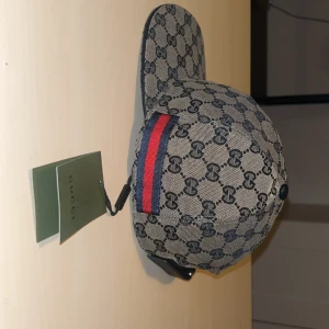 Navy Gucci keps  - Helt ny navy Gucci keps, storlek M och kommer med alla taggar. En keps perfekt för vintern och både sommaren.  Priset är ej hugget i sten så skriv bara dm vid frågor🙃