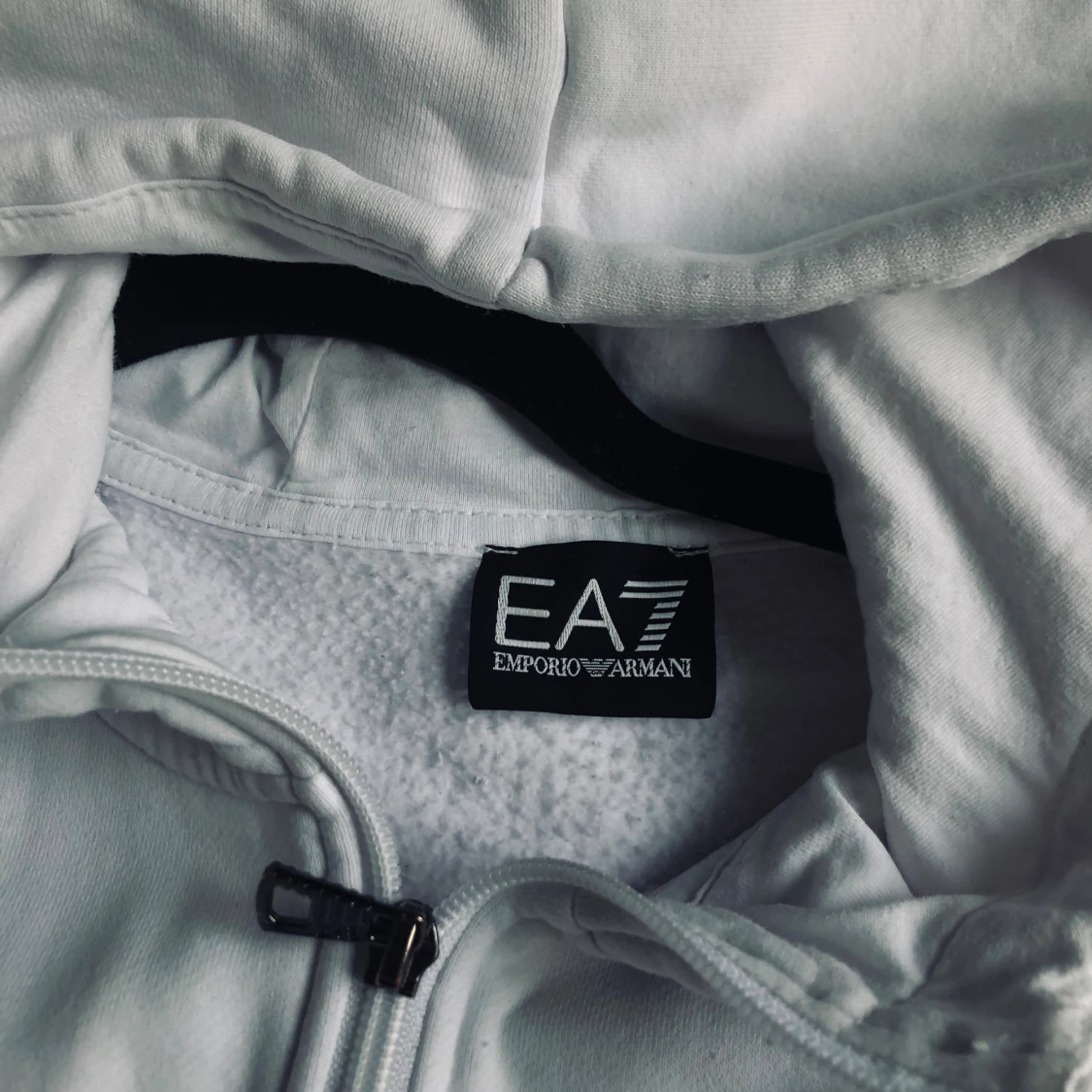 Vit hoodie från EA7 Emporio Armani - 2