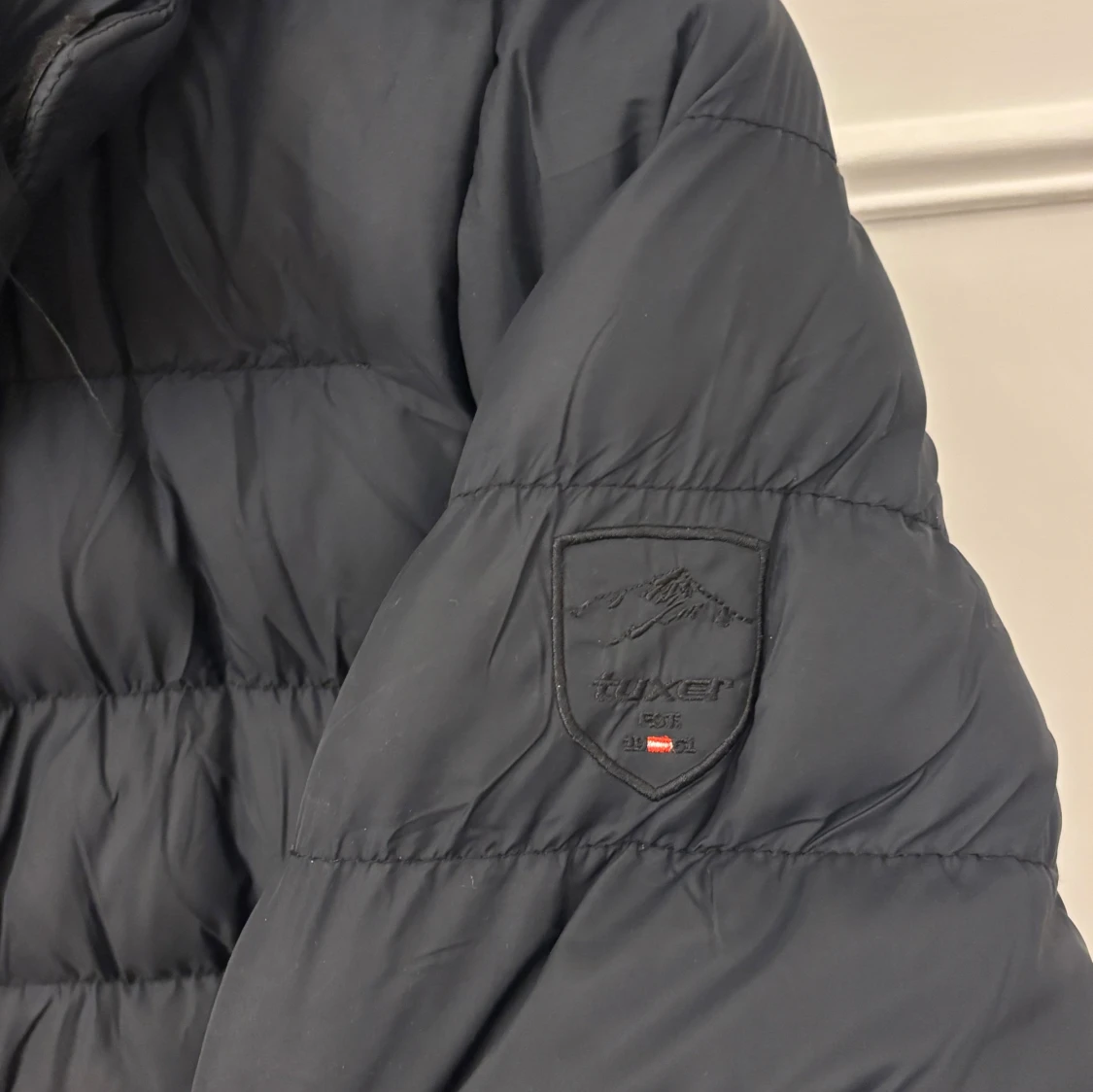 Svart pufferjacka från Tuxer med huva - 3