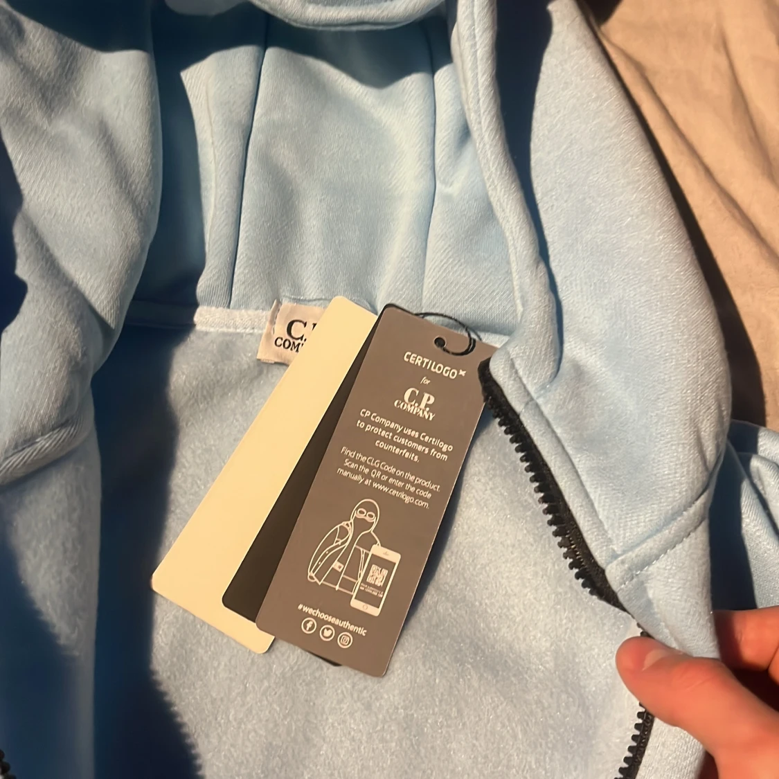 Ljusblå hoodie med goggles från C.P. Company - 1