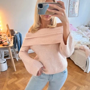 Ljusrosa offshoulder stickad tröja - Superfin ljusrosa stickad tröja från vero Moda i storlek S. Det är inte mina bilder men förra säljarens💗