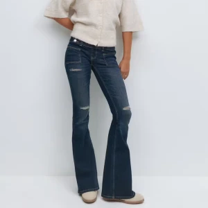 Bootcut jeans i mörkblå denim - Snygga jeans från Gina Tricot, köpte dom men va för små för mig. Prislappen sitter fortfarande kvar och har aldrig använts. Jeansen är helt slutsålda på hemsidan! Modellen på bilden är 169 cm lång och innebenslängden är 84. Pris kan gärna diskuteras🩷