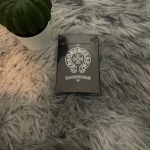 Chrome Hearts Playing Cards - Unika spelkort från Chrome Hearts med cool design och detaljerade mönster. Perfekt för dig som vill sticka ut på spelkvällen med vänner eller samla på snygga kortlekar. Passar både för poker, patiens och andra kortspel. Stilren och lyxig känsla som gör spelandet roligare.