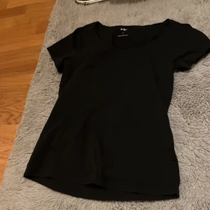 Svart kortärmad topp  - Svart tröja