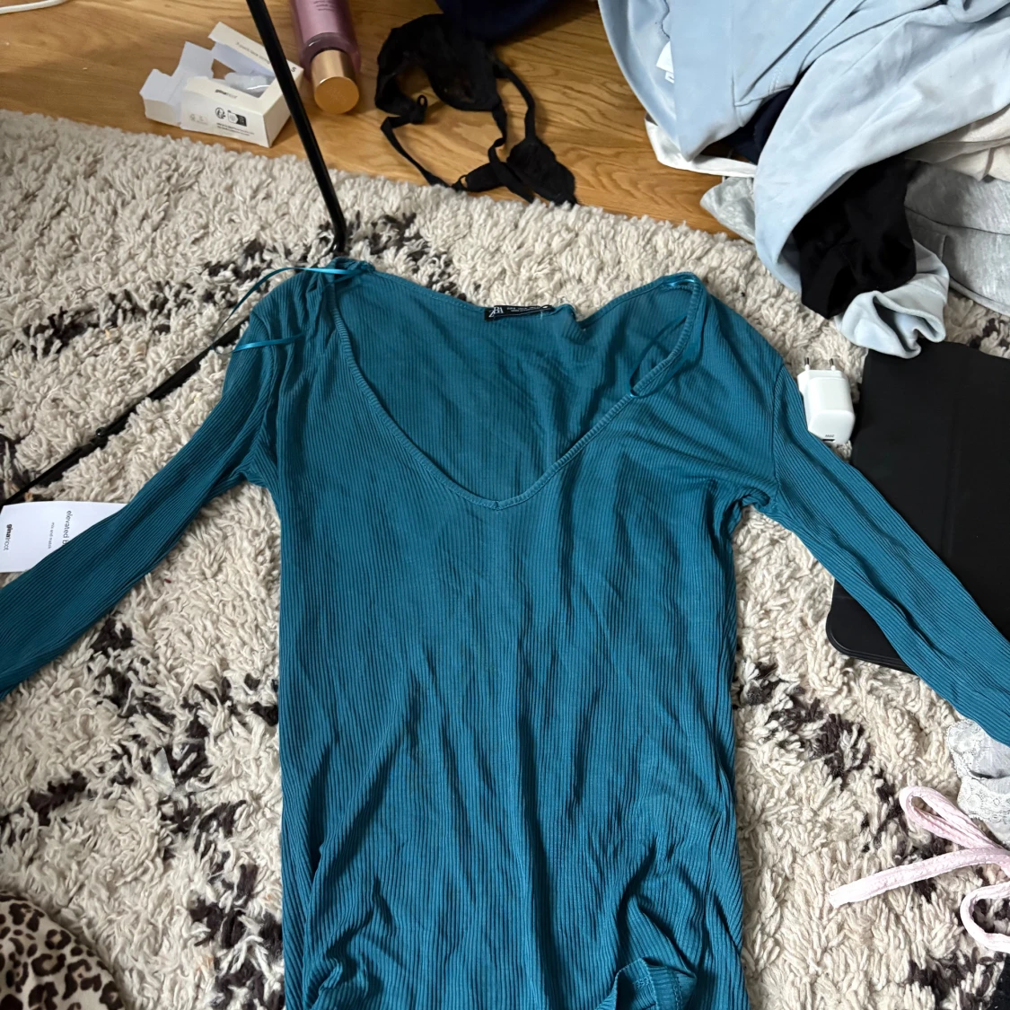 Blå ribbad långärmad klänning